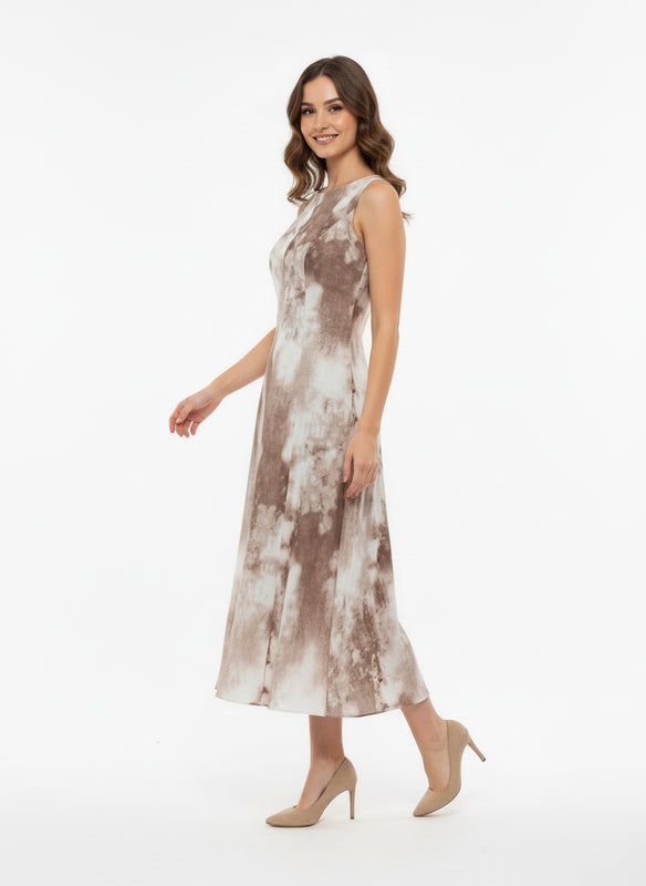 فستان بنقشة عصرية بكشكشة انسيابية